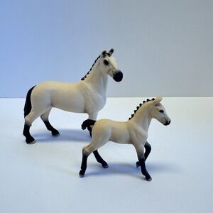 Schleich Hanoverian Gelding & Foal Horse Figurines 2016 D73527‎